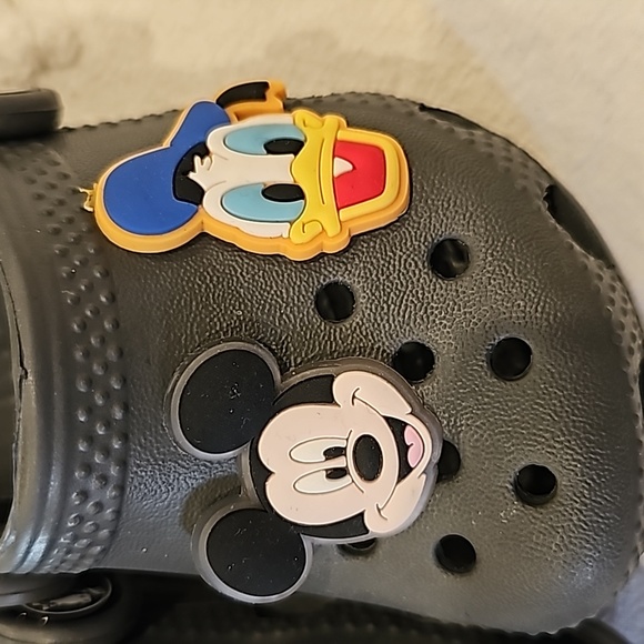 Crocs comes with the four charms on it - Picture 3 of 6